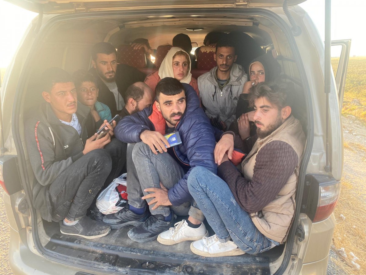 Akçakale’de durdurulan araçta 18 düzensiz göçmen yakalandı;