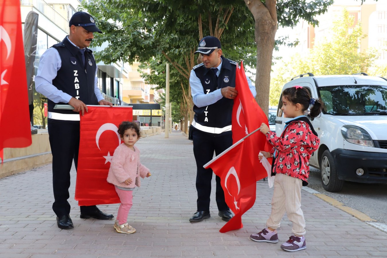 Karaköprü’de zatıba esnaf ve vatandaşlara bayrak dağıttı;