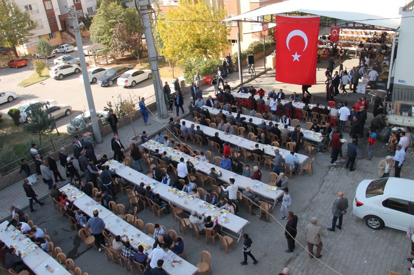 Şanlıurfa'da binlerce kişiye yemek ikramı;