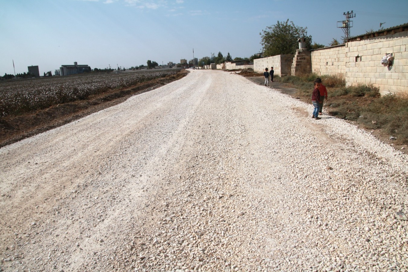 Akçakale’de kırsal mahalleye asfalt yol;