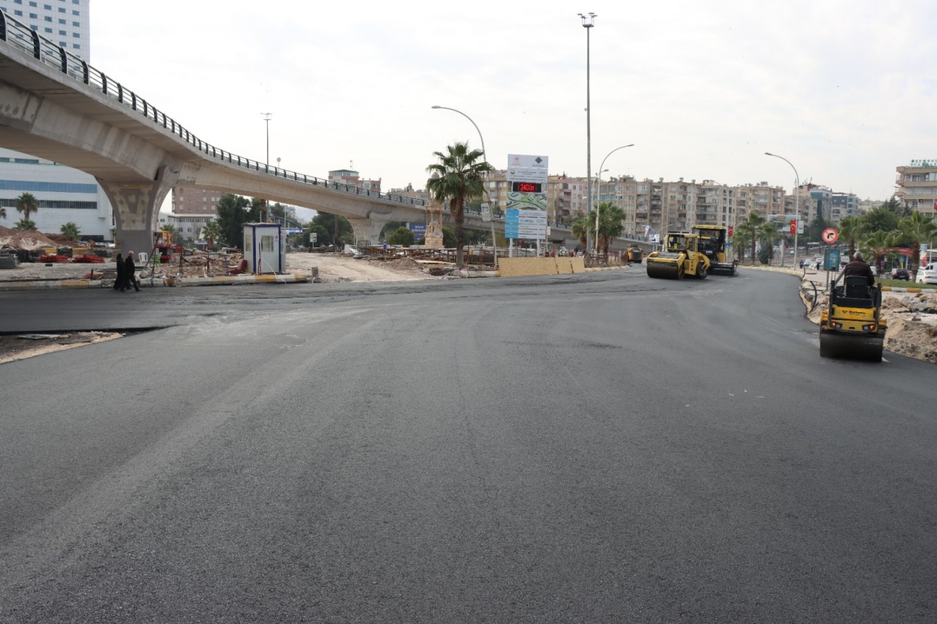 Abide Kavşağı’nda yan yollarda asfalt serimi yapıldı;