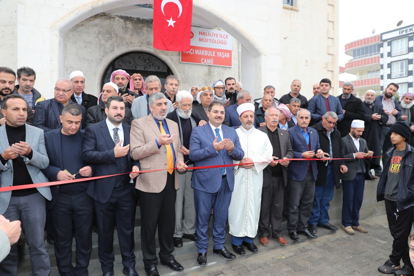 Hacı Makbule Yaşar Camisi ibadete açıldı;