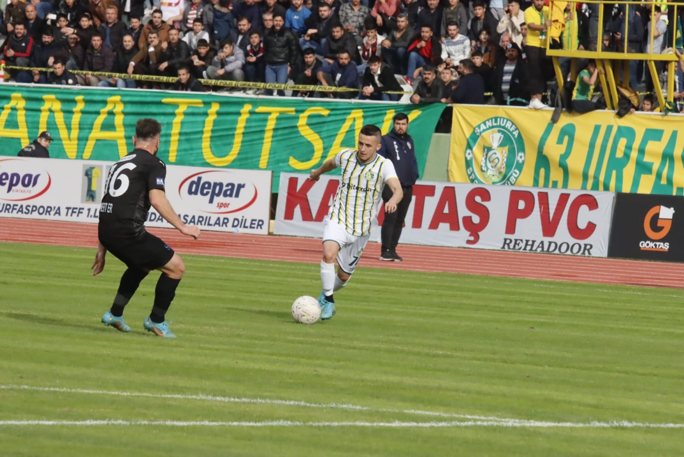 Şanlıurfaspor-Nazilli Belediyespor maçında ilk yarı golsüz tamamlandı;