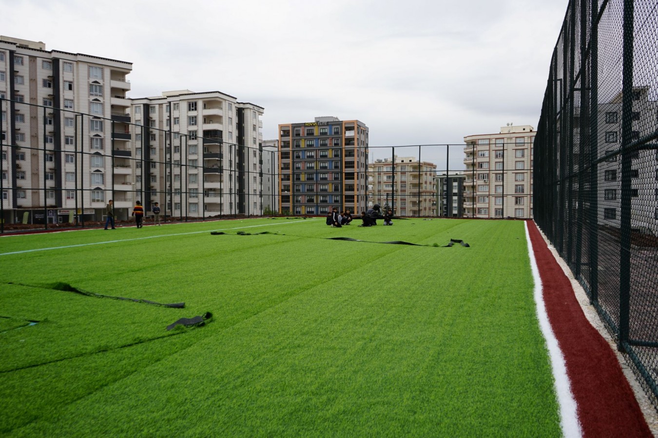 Karaköprü’deki 3 mahalleye sentetik çim saha kazandırılıyor;