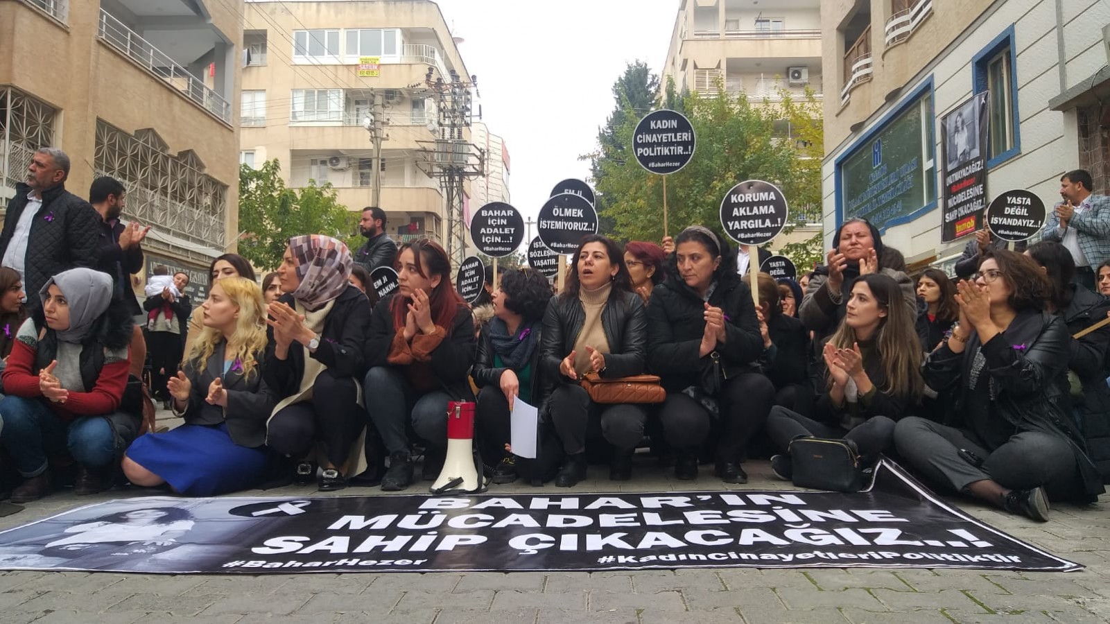 Şanlıurfa'da kardeşi tarafından öldürülen Bahar için oturma eylemi yaptılar;