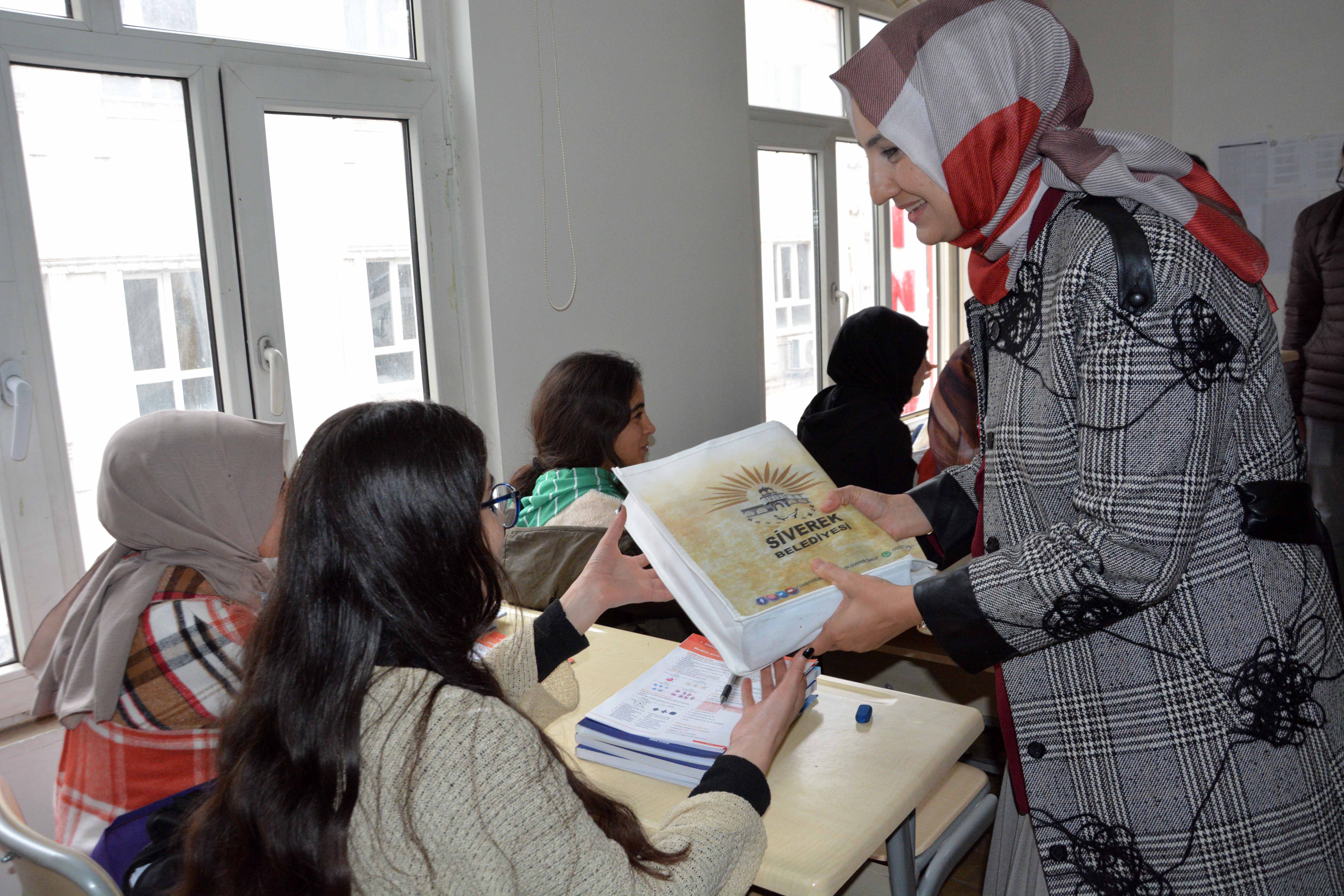 Siverek’te üniversite adaylarına kitap seti desteği;