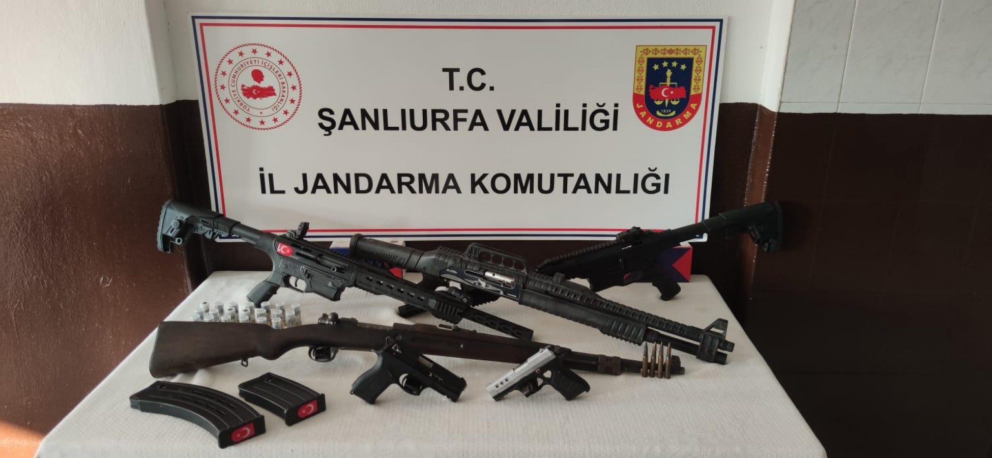 Viranşehir'de husumetli ailelerin evlerinde silahlar ele geçirildi;
