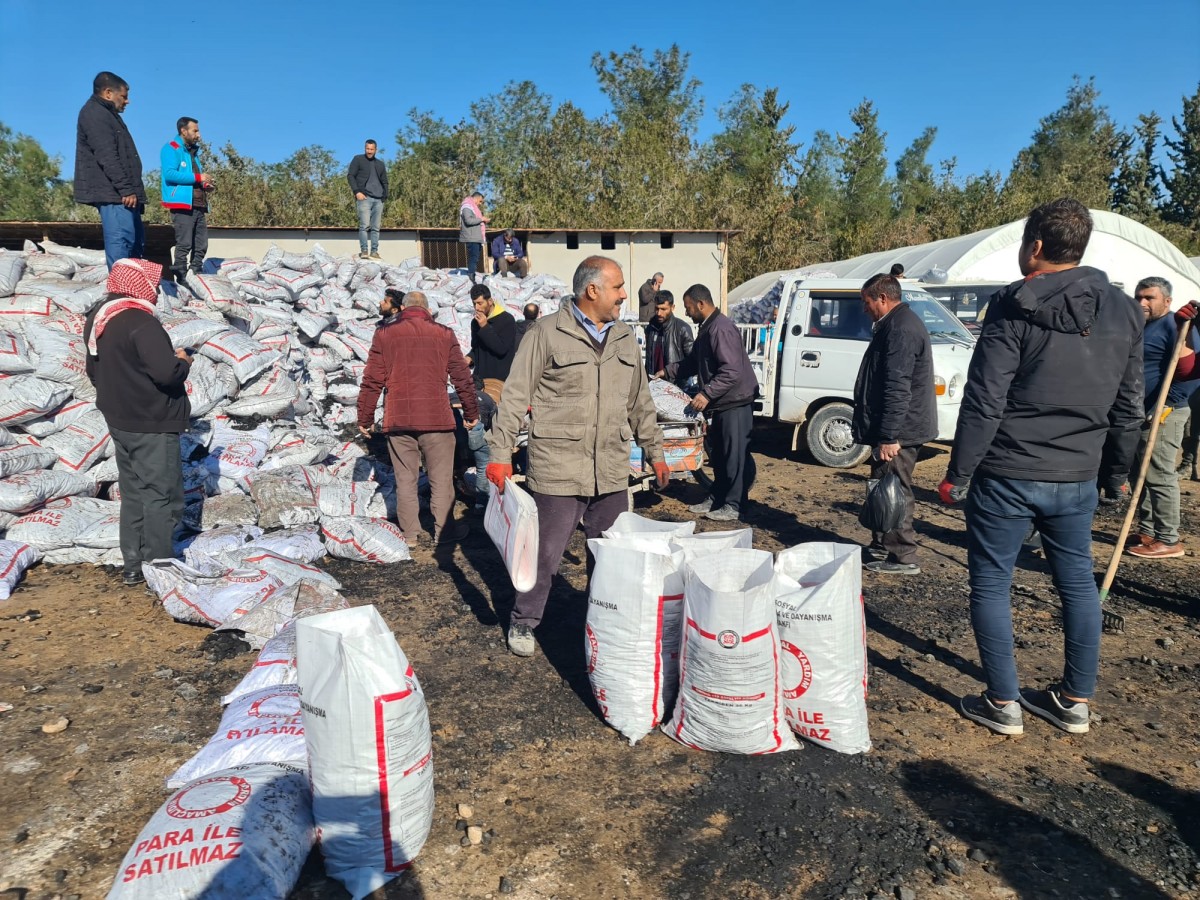 Akçakale’de kömür yardımı yapıldı;