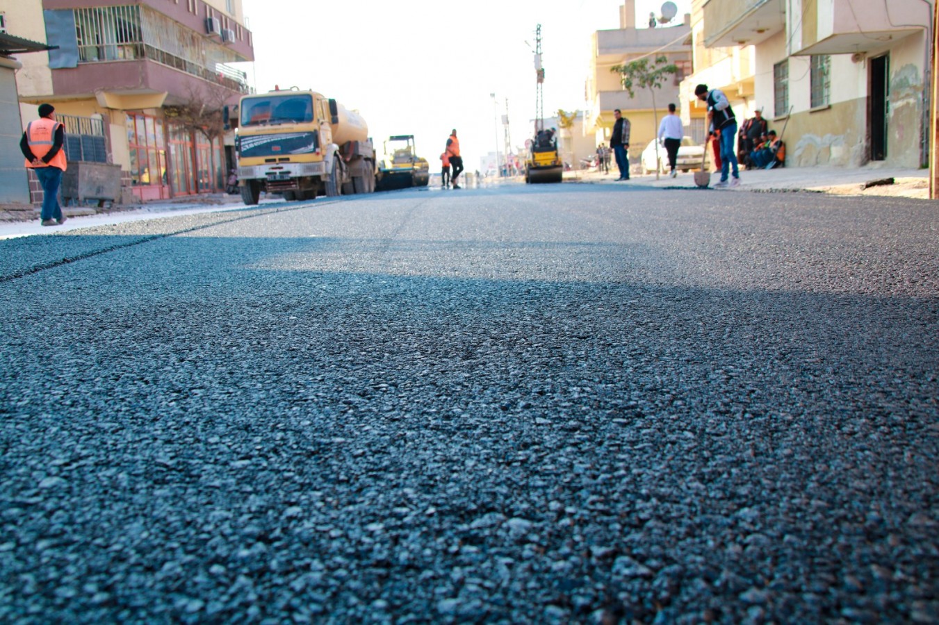Mehmet Kartal Caddesinde sıcak asfalt serimine başlandı;