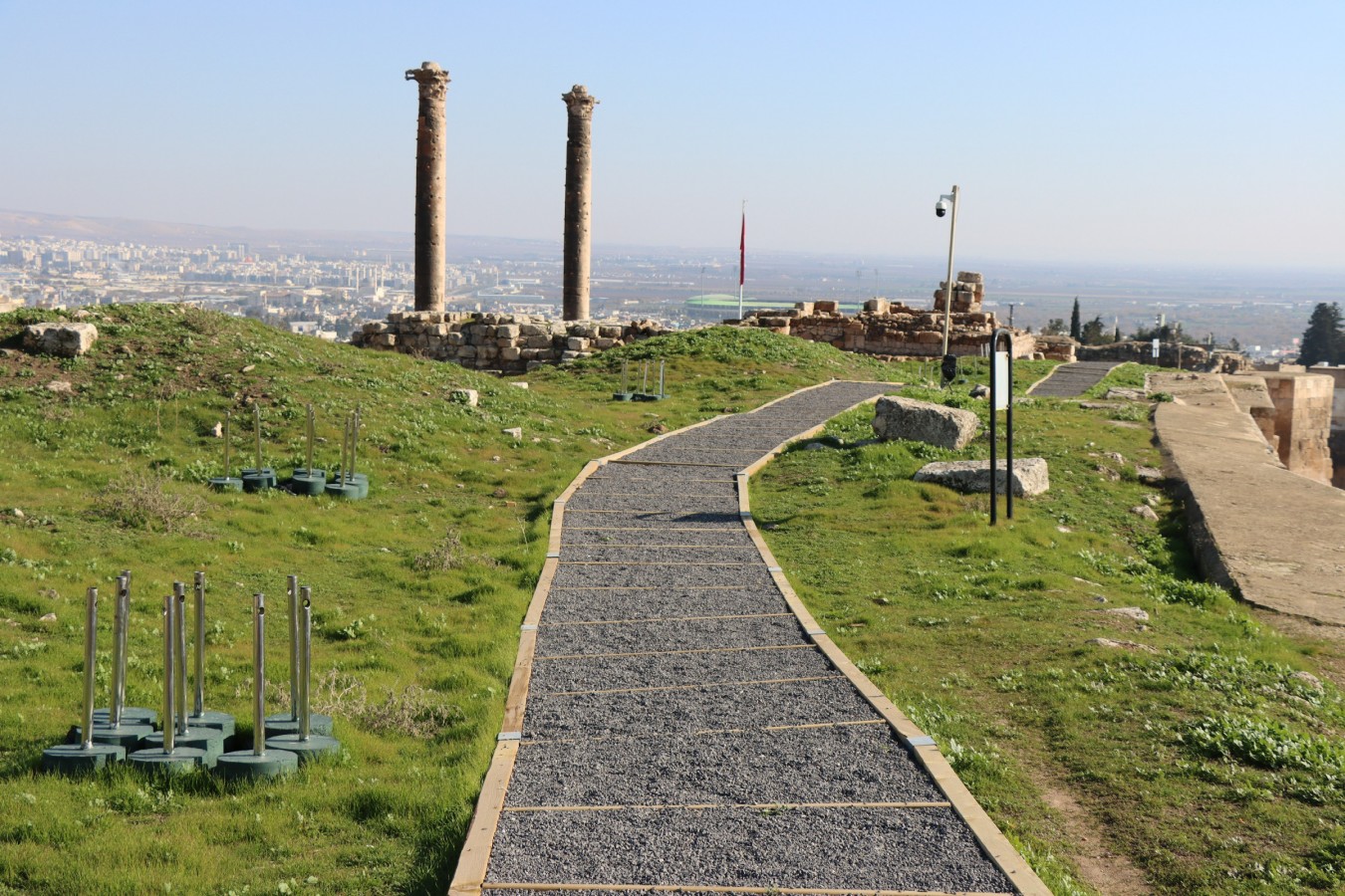 Urfa Kalesine yapılacak ziyaretler için yürüyüş yolu yapıldı;