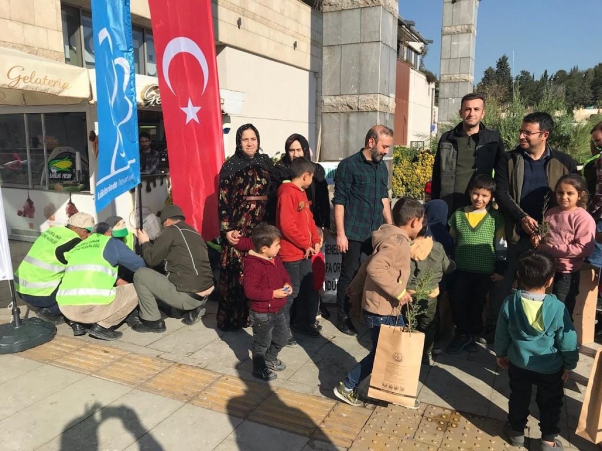 Urfa’da vatandaşlara binlerce fidan dağıtıldı;