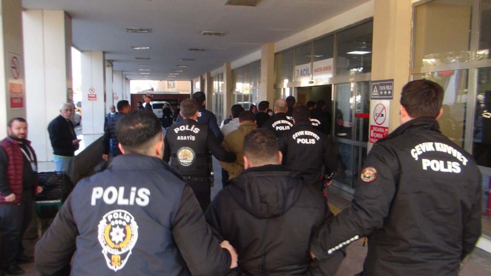 Urfa merkezli operasyonda gözaltına alınan 22 zanlının 16'sı tutuklandı;