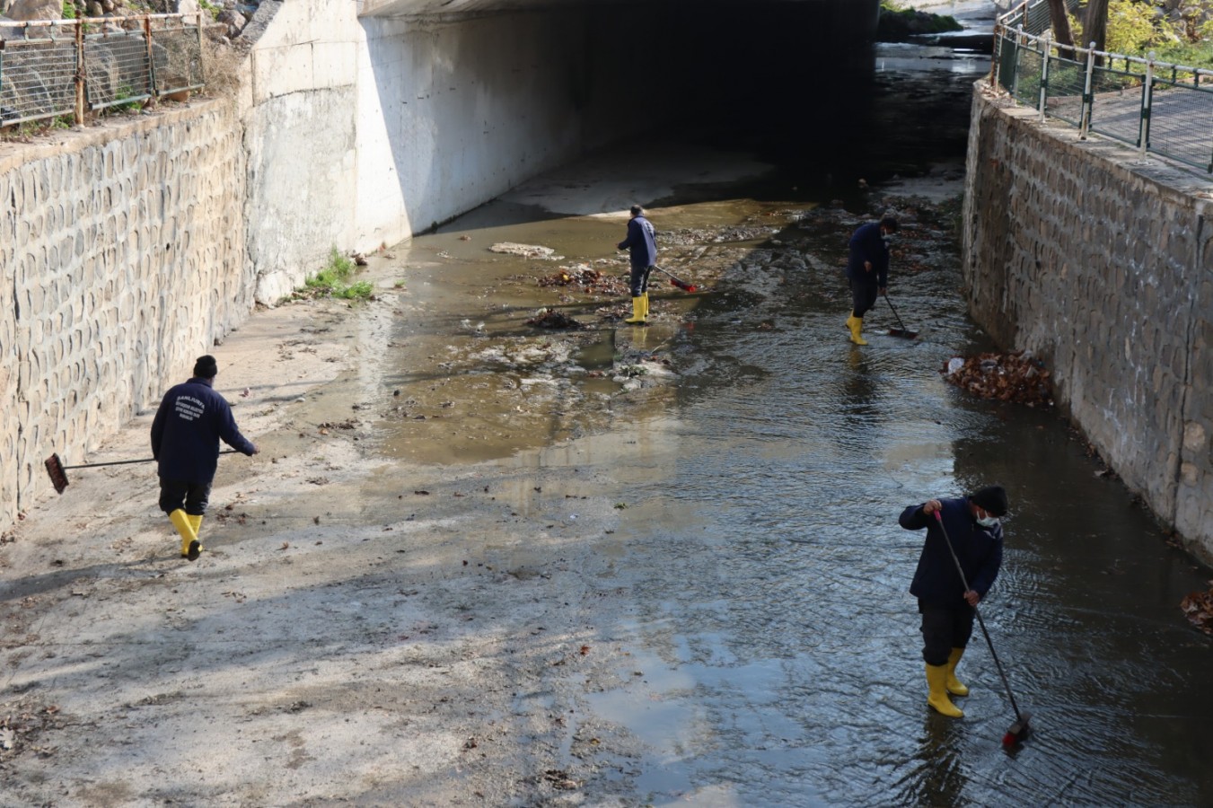 Büyükşehir’den derelerde periyodik temizlik çalışması;