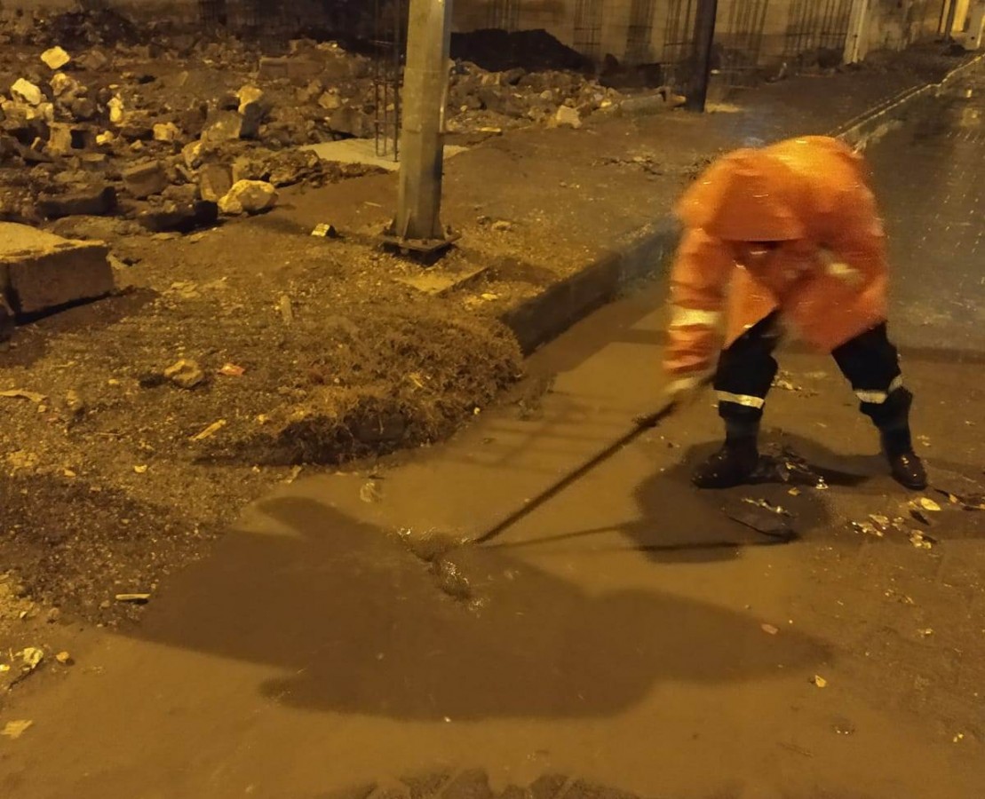 Viranşehir’de etkili yağış ekipleri harekete geçirdi;