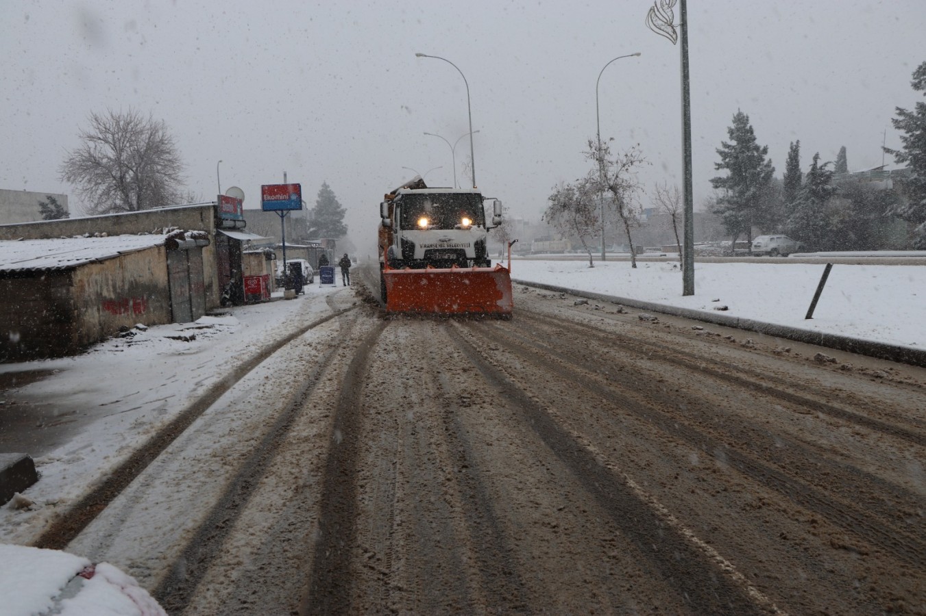 Viranşehir’de karla mücadele sürüyor;