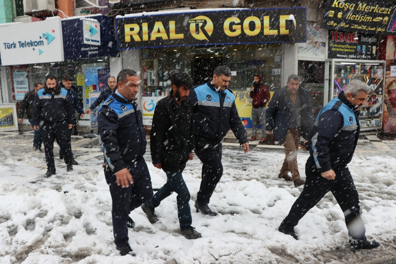 Büyükşehir Belediyesi sokakta kalan evsiz vatandaşların umudu oldu;