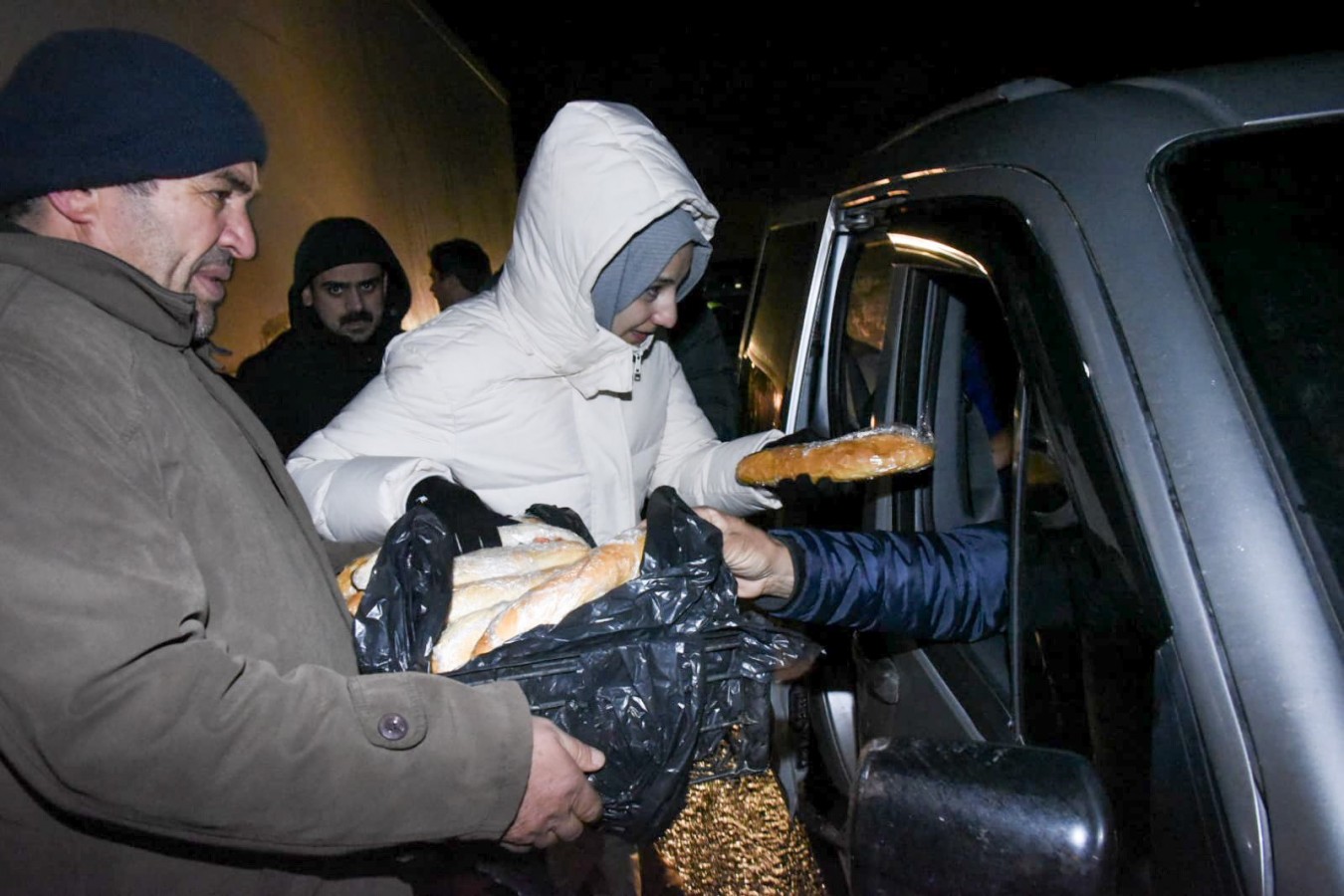 Başkan Çakmak'tan yolda mahsur kalanlara kumanya;