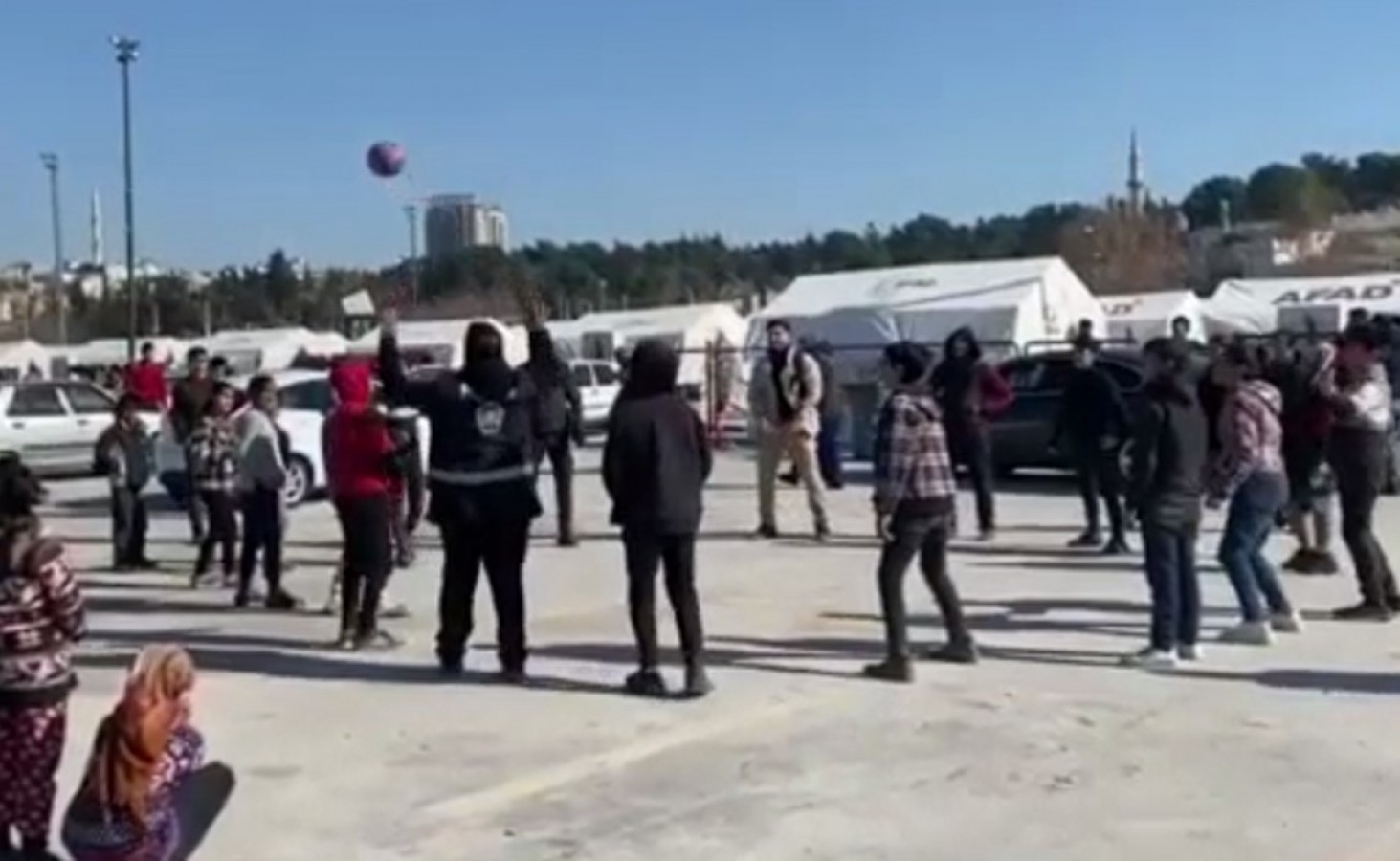 Urfa’da polis memurları depremzede çocuklarla top oynadı;