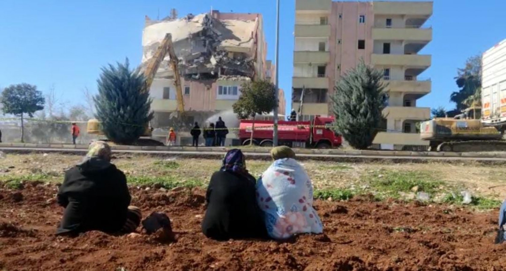 Şanlıurfa'da riskli binalar yıkılıyor;