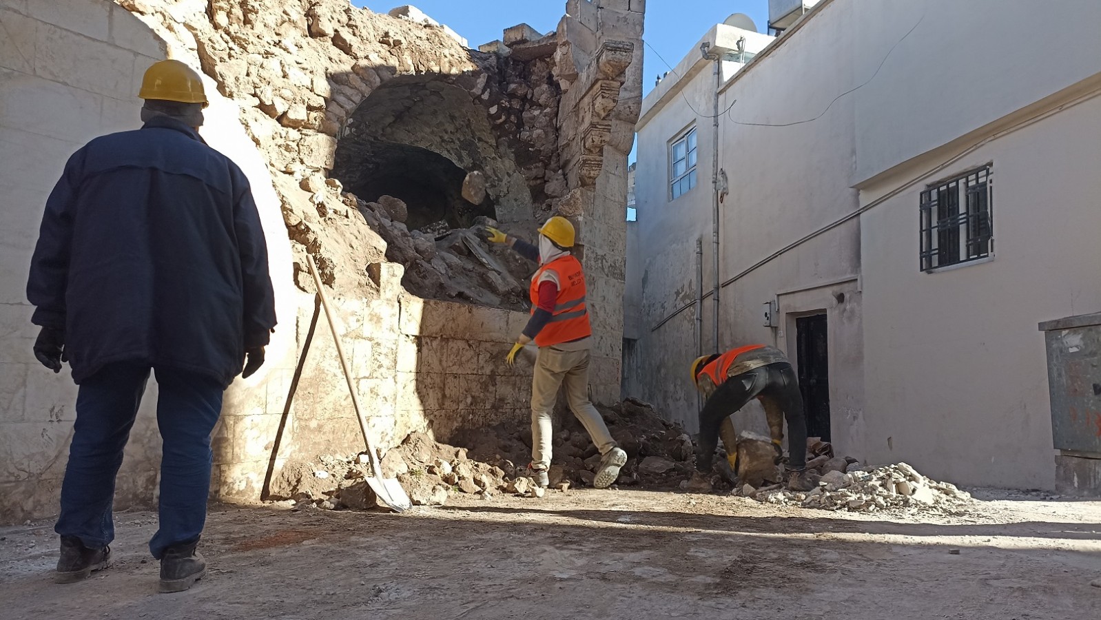 Eyyübiye’de tarihi sokaklarda oluşan yıkıntılar temizleniyor;