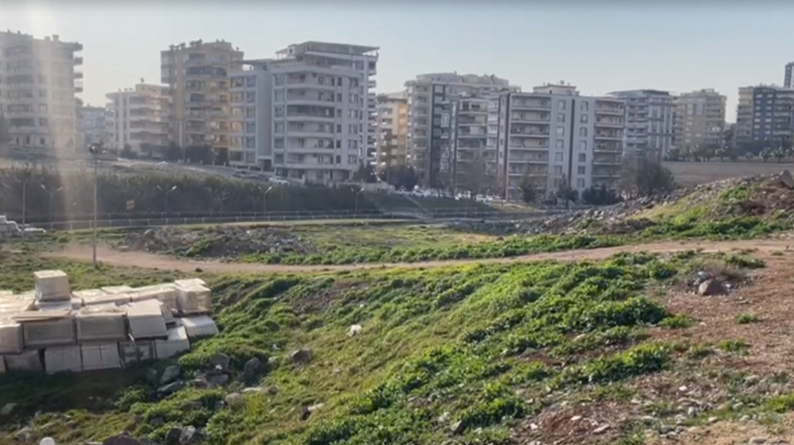 Urfa’da dere yatağına yapılan binalar korkutuyor;