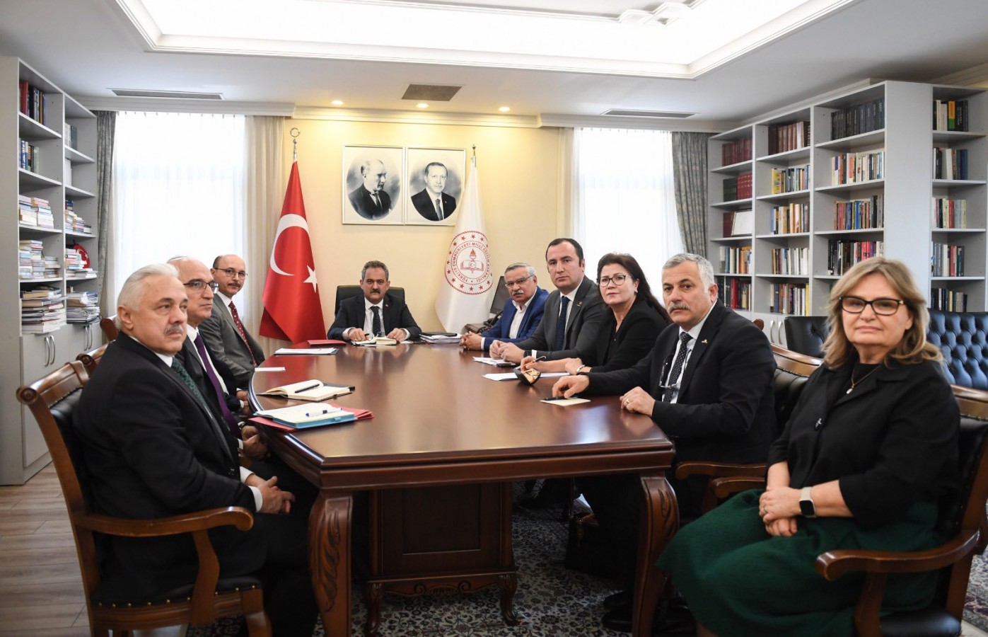 Bakan Özer: Öğretmenlerin zorunlu çalışma yükümlülükleri ertelendi;