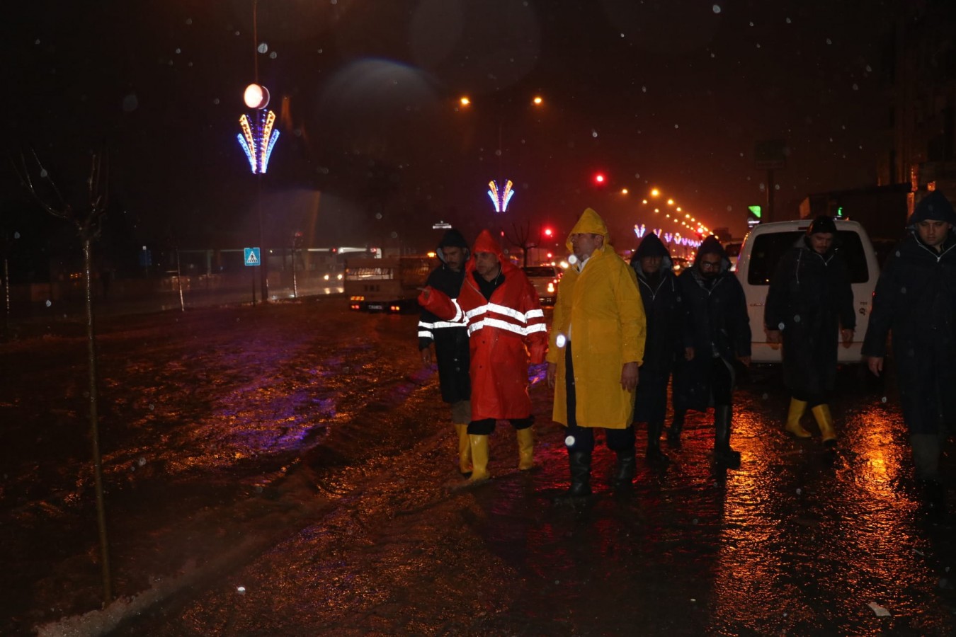 Büyükşehir ekipleri su taşkınlığı yaşandığı bölgelere seferber oldu;