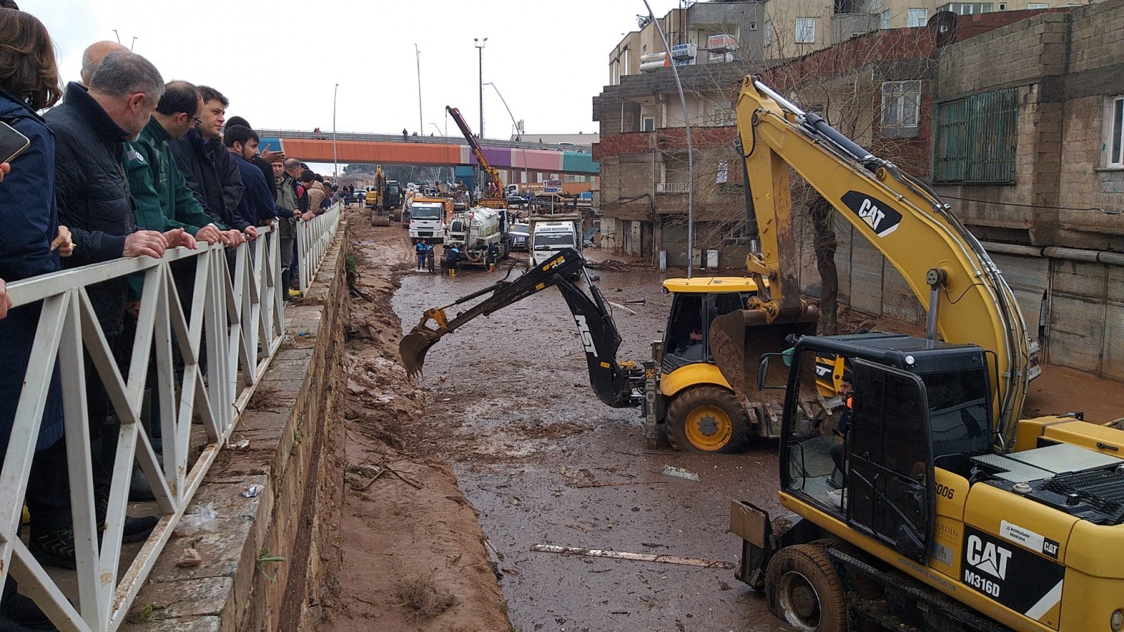 Urfa’da bakanlar arama kurtarma çalışmalarını inceledi;