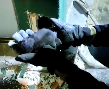 Haliliye'de binanın su borularına sıkışan yavru kediyi itfaiye kurtardı;