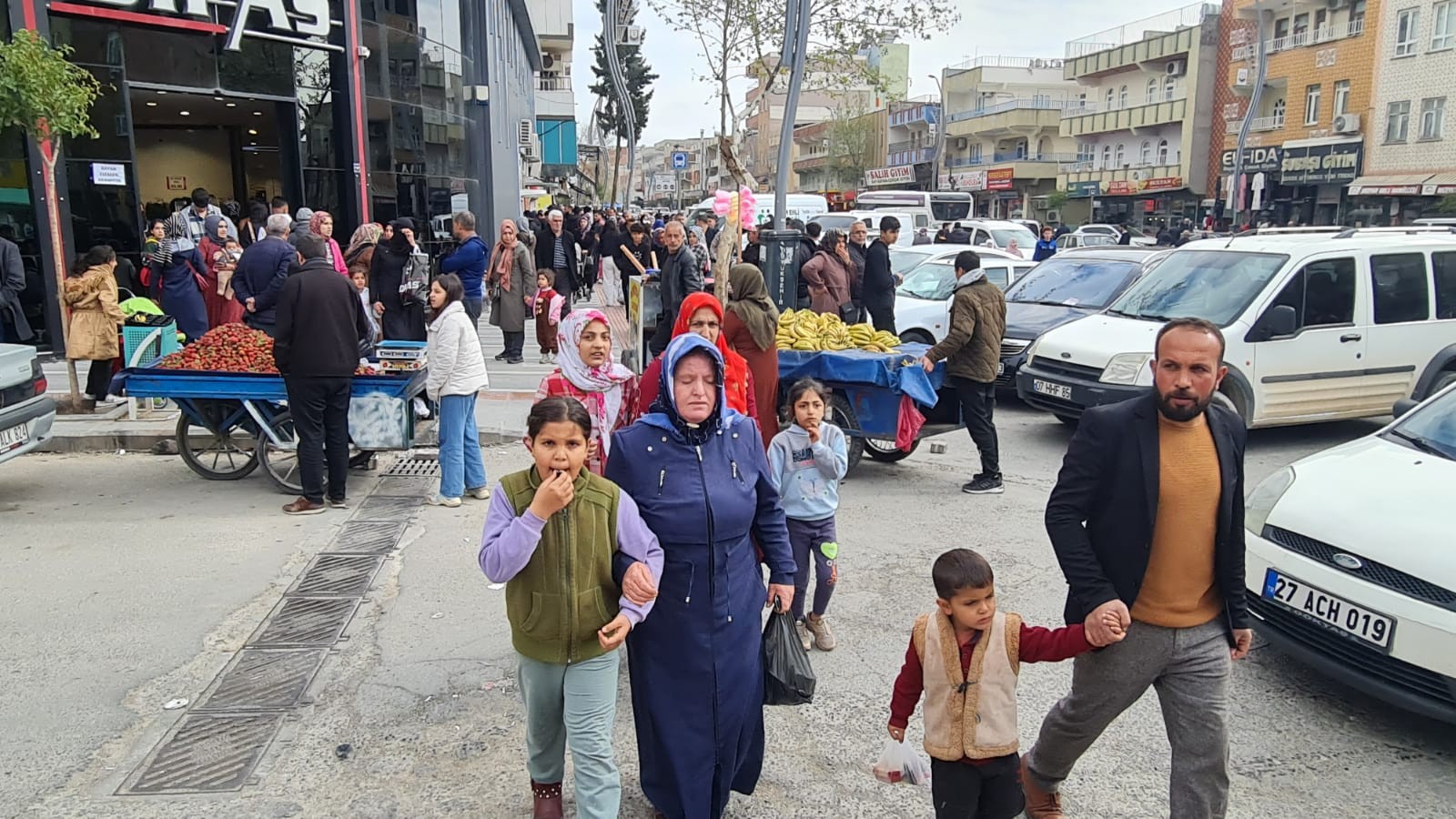 Şanlıurfa’da tezgahlarda alışveriş yoğunluğu;