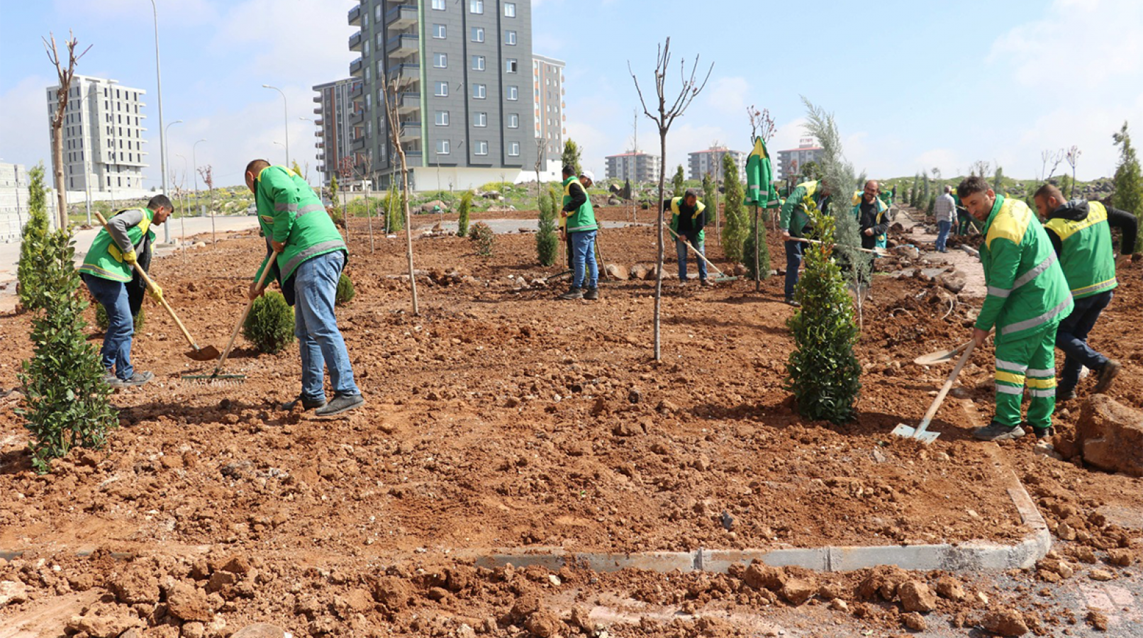 Karaköprü’de yaz ayları için park çalışmaları yapılıyor;