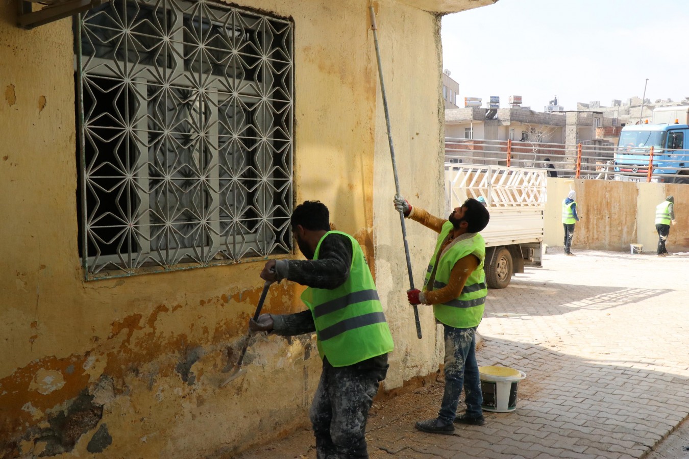 Haliliye’de selden etkilenen 14 mahallede boyama çalışması;