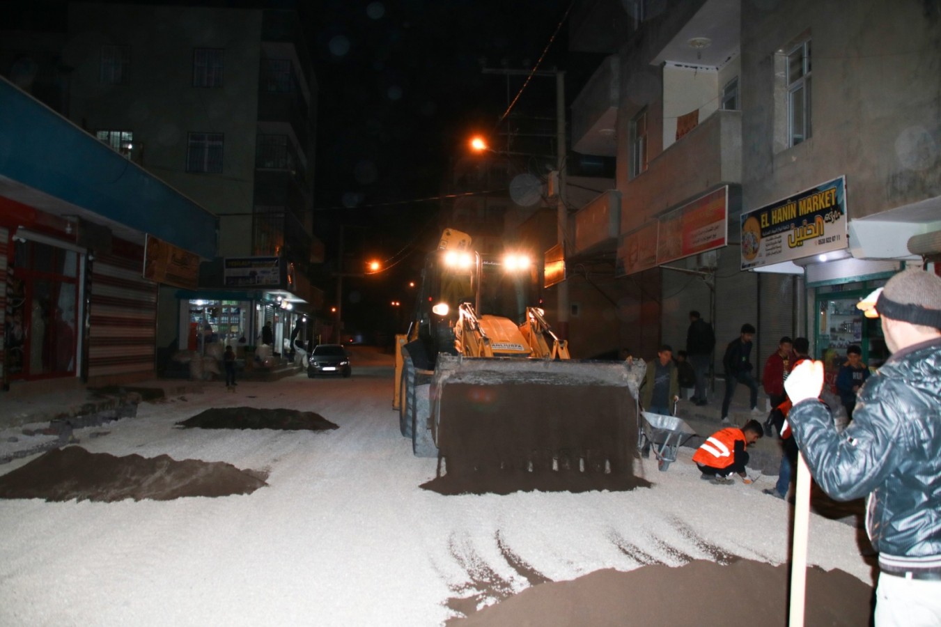 Akçakale Belediyesi deforme olan yolları yeniliyor;