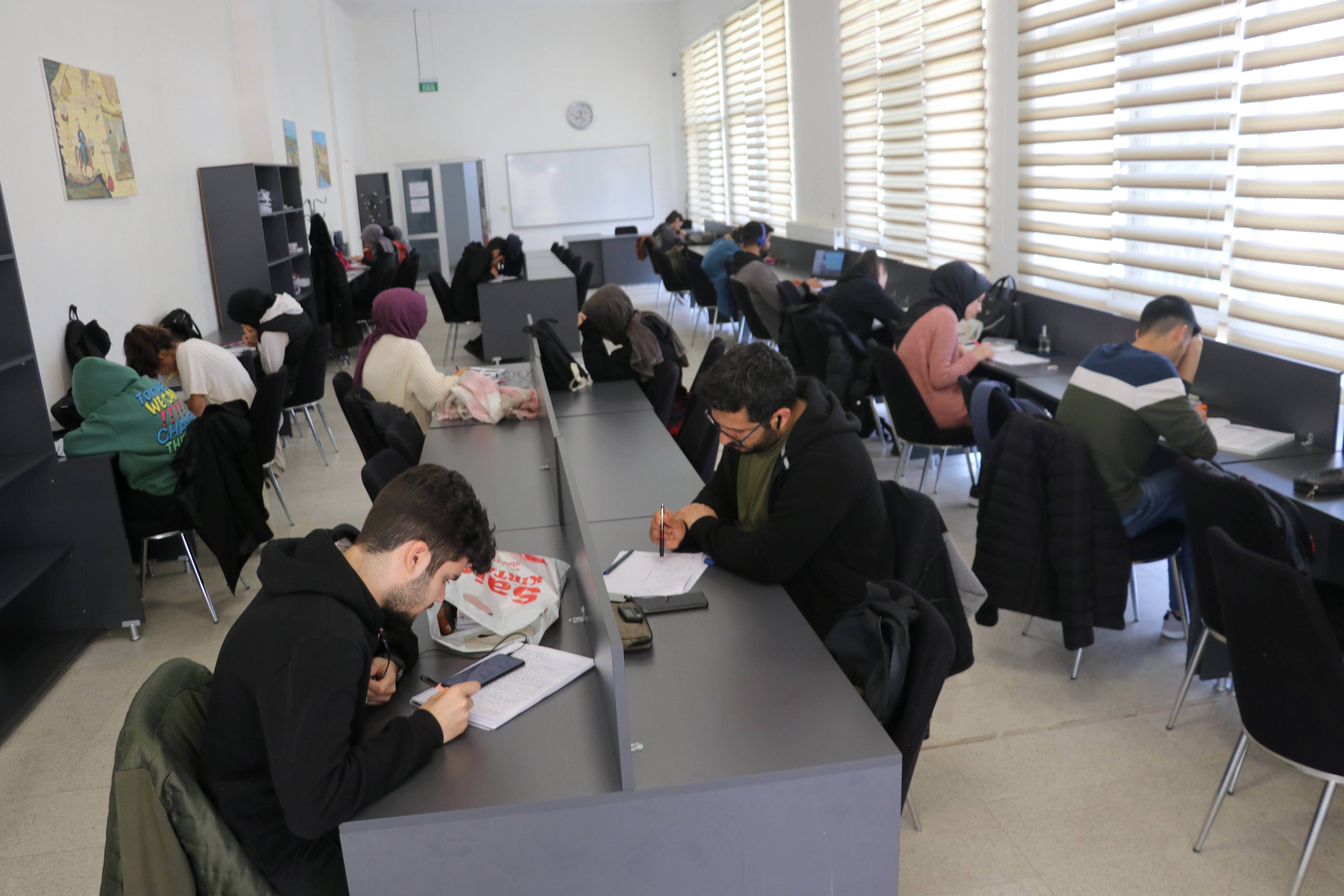 Karaköprü'de gençler sınavlara okuma evlerinde hazırlanıyor;