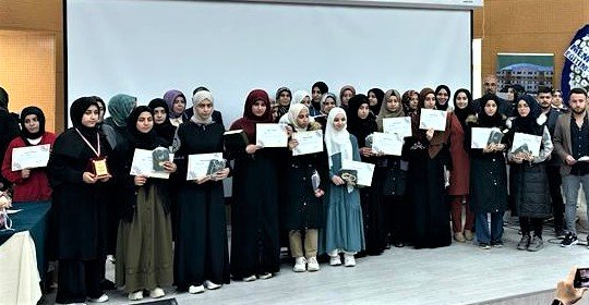 Kur'an-ı Kerim'i Güzel Okuma Yarışmasında dereceye giren öğrenciler ödüllendirildi;