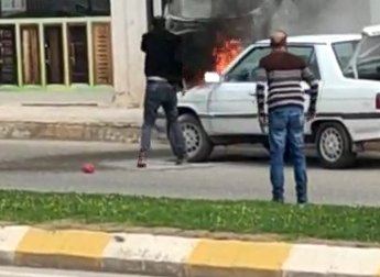 Urfa’da motor kısmından alev alan otomobil yandı;