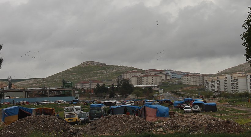 Urfa’da bez çadırda kalan aileler hem mağdurlar hem çekiniyorlar;