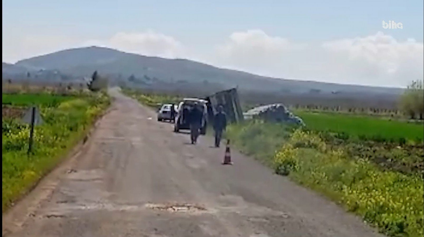 Bozova’da malzeme yüklü kamyonet devrildi;