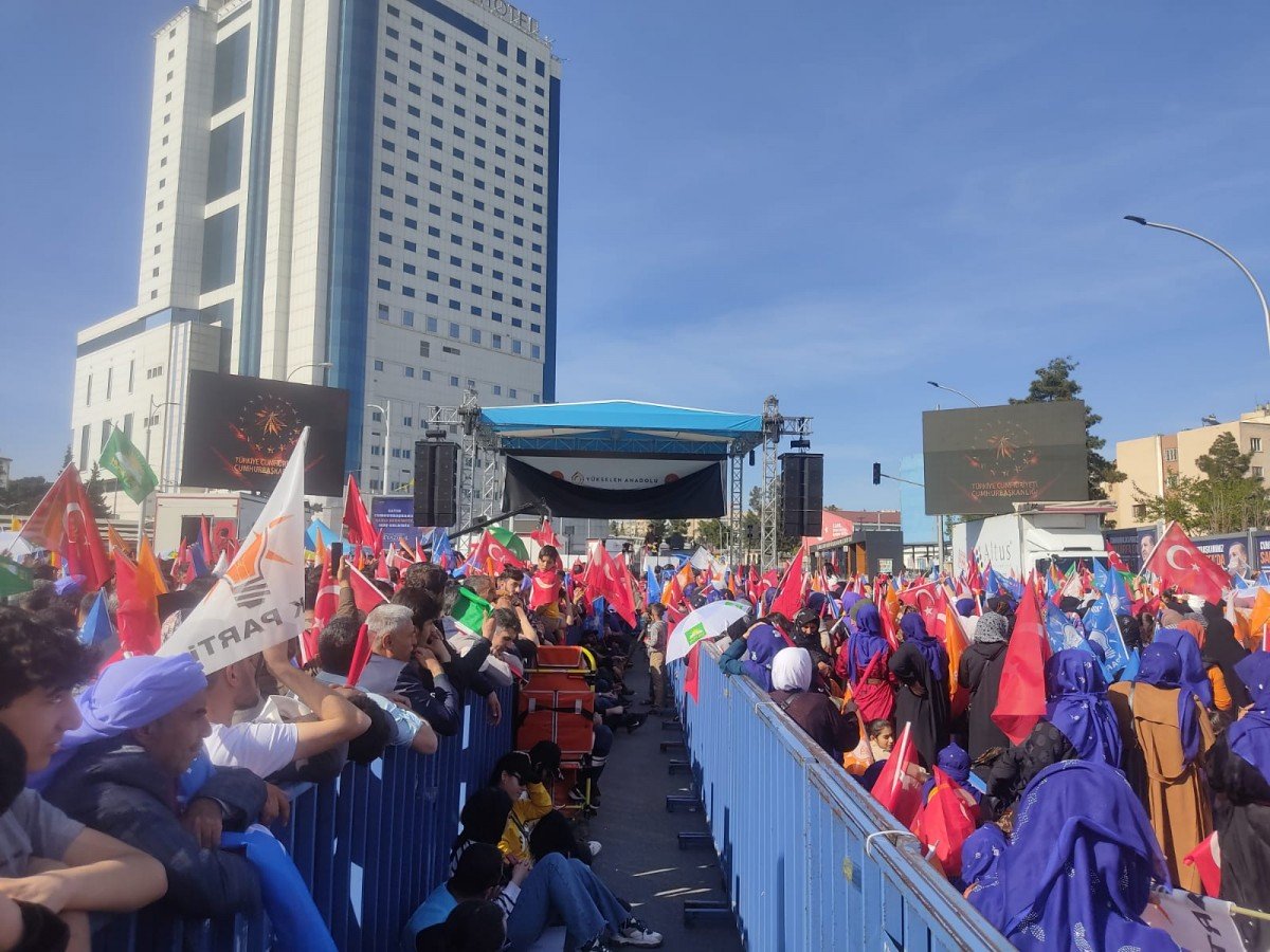 Urfalılar miting alanına gelmeye başladı;