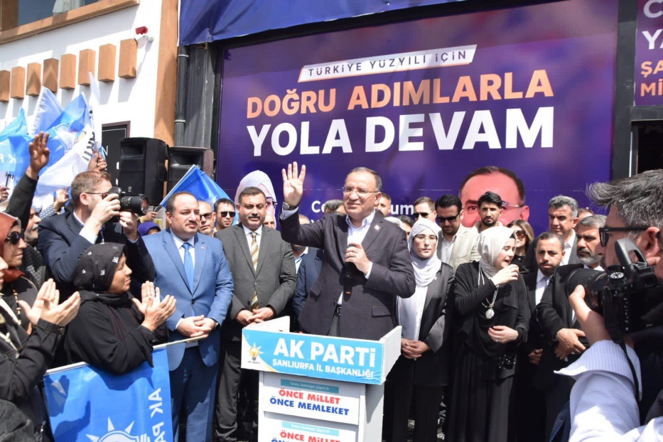 Bakan Bozdağ bir seçim bürosu daha açtı!;