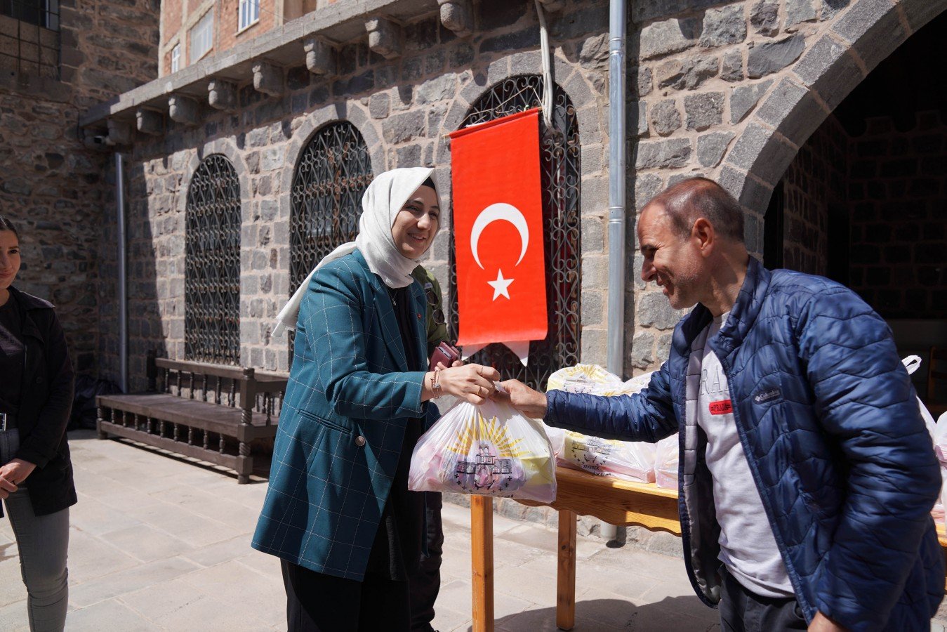 Ayşe Çakmak belediye personeliyle bayramlaştı;