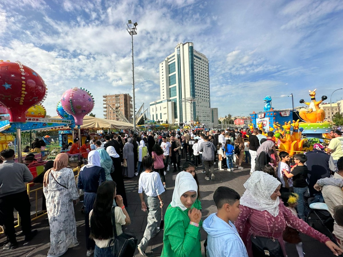 Urfa'da bayramın 2'nci gününde lunapark yoğunluğu;