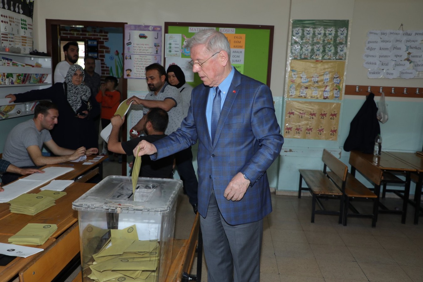 CHP’nin adayı Müslüm Akalın da oyunu kullandı;