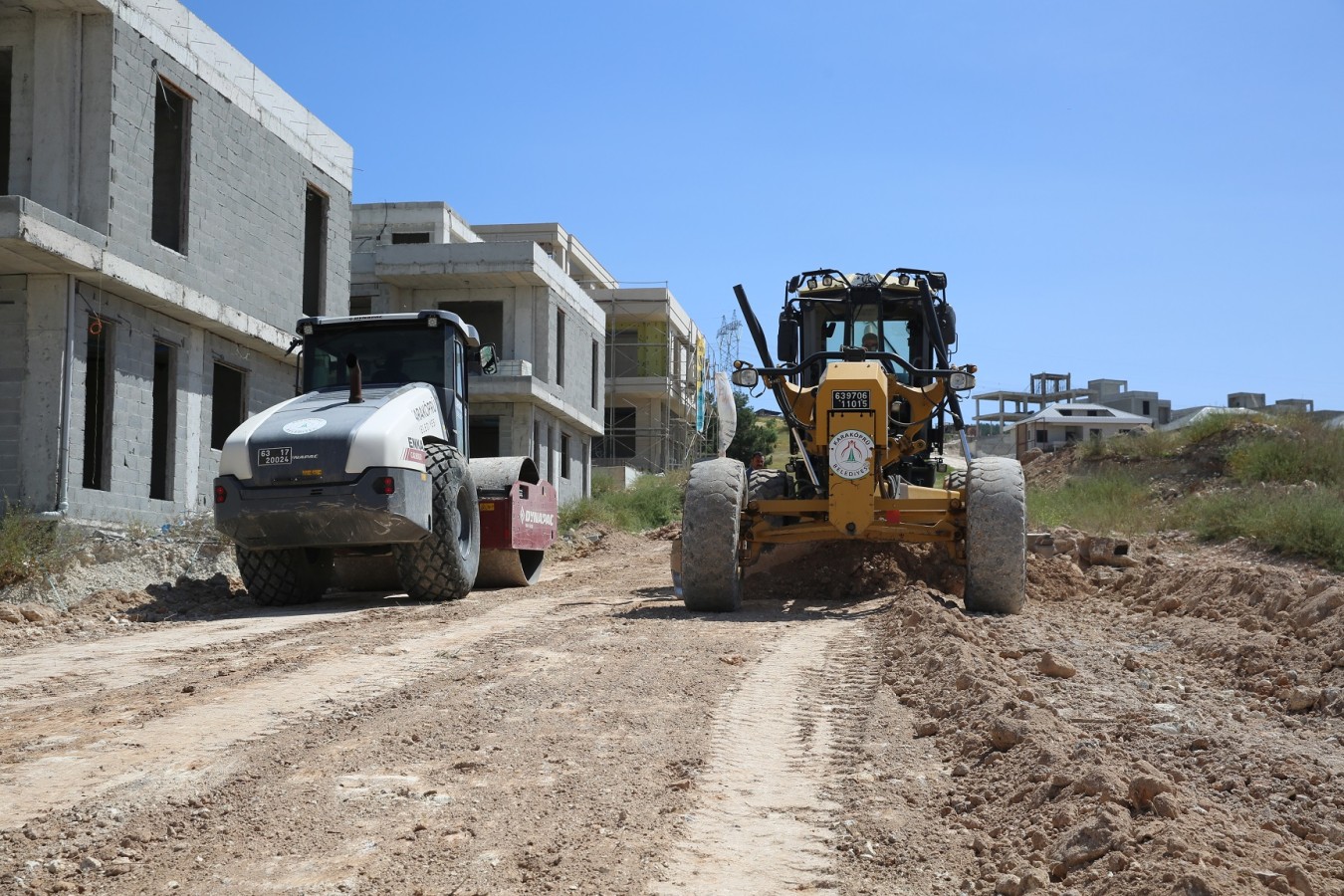 Karaköprü’de yol ihtiyacı olan mahallelere yeni yollar açılıyor;