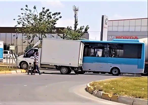 Şanlıurfa’da kamyonetle şehir içi otobüs çarpıştı!;