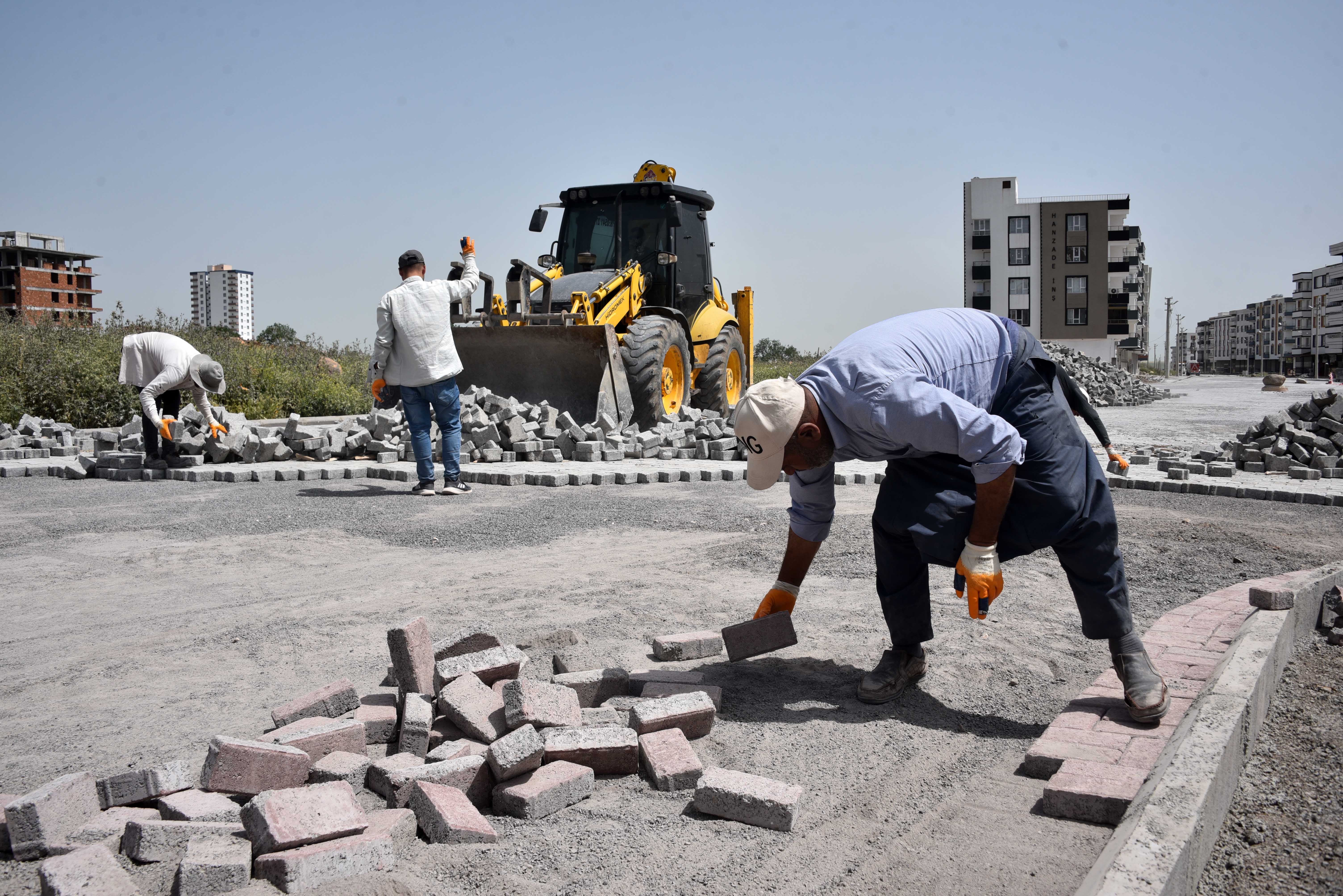 Siverek’te yerleşimin tamamlandığı sokaklar kilitli parke taşı ile döşeniyor;