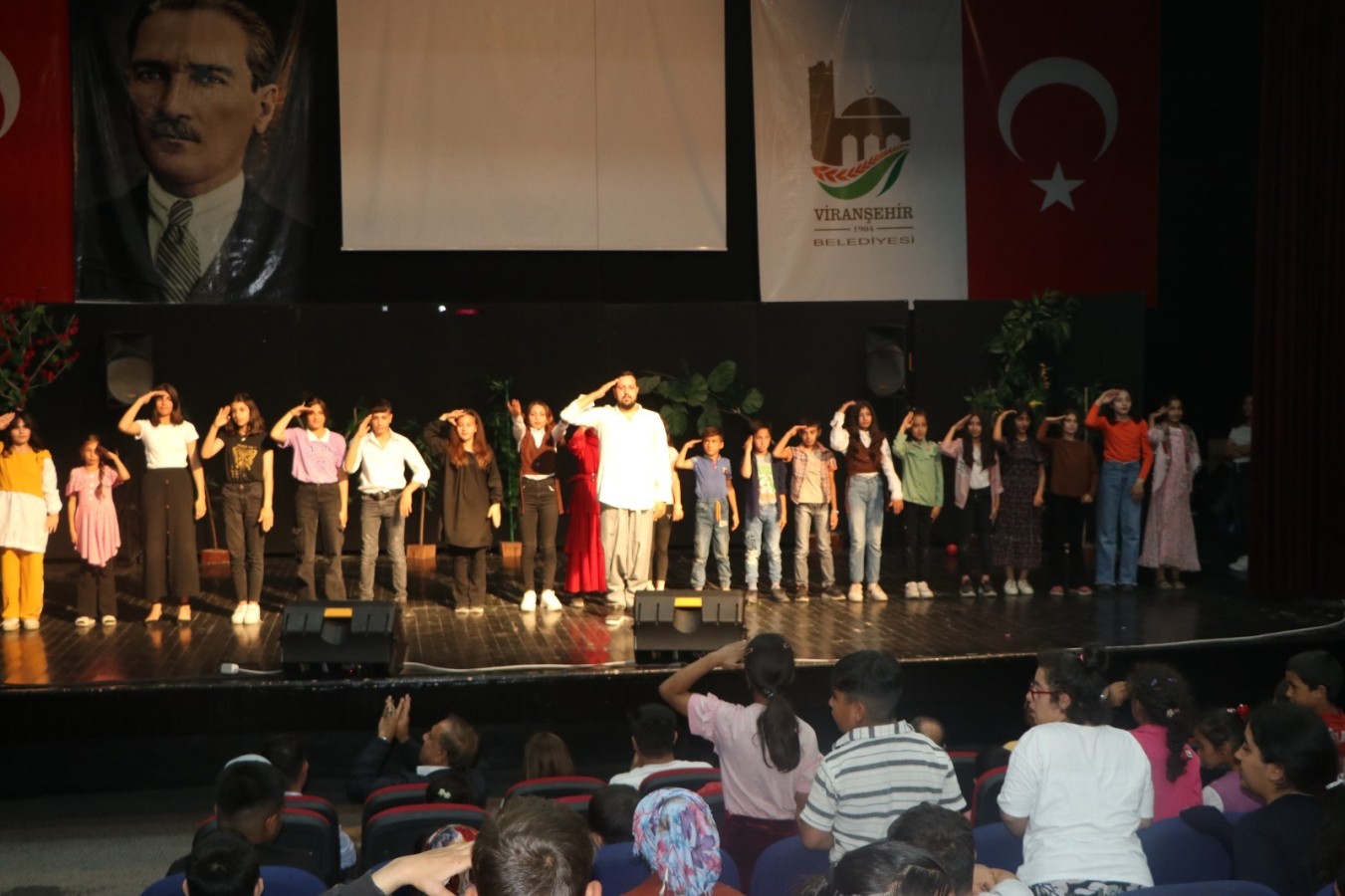 Viranşehir Belediyesi'nden "özel öğrencilere" tiyatro gösterisi;