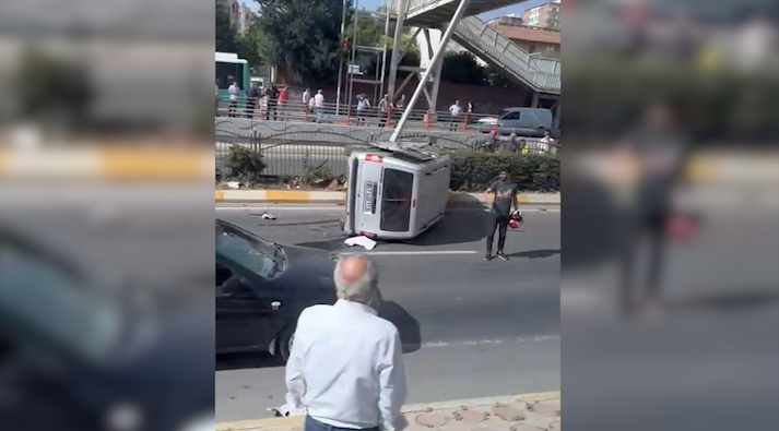 Urfa'da aydınlatma direğine çarpan araç yan yattı;