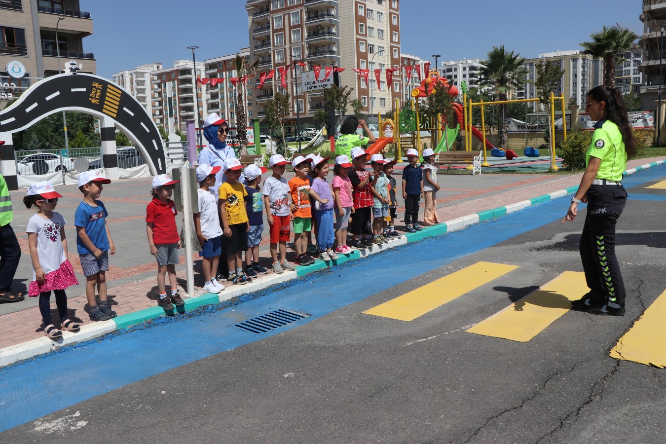 Trafik kurallarını hem öğreniyorlar hem eğleniyorlar;