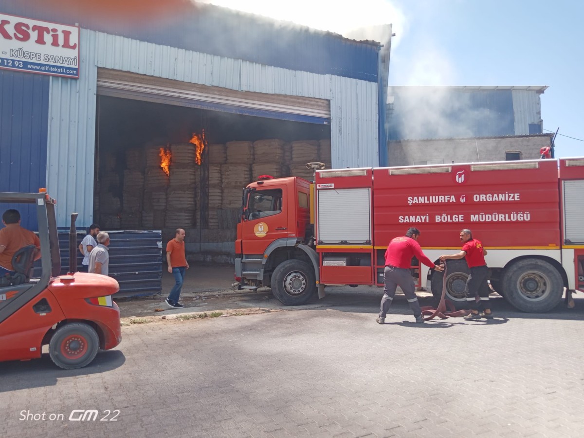 Şanlıurfa OSB’de tekstil firmasının deposunda korkutan yangın;